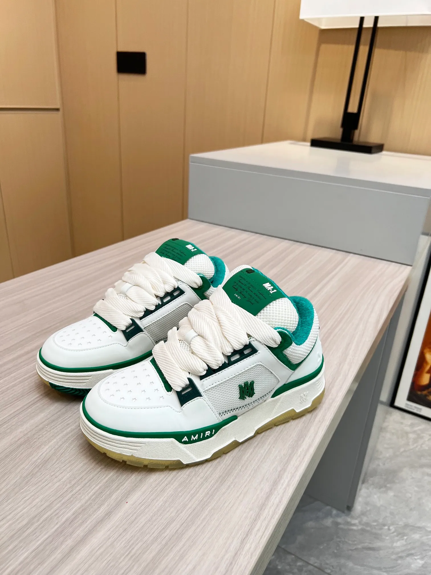 p620💰Men's shoes Amiri Emile's 2023 spring and summer new MA-1 bread shoes, couple models, casual sports shoes, sneakers Amiri gave up the rock punk style in the new season and used a large number of unsaturated colors, Morandi tones, whether you see or wear them, it will make people very happy. The large tongue of the bread shoes continues, shortens the length of the shoe body, thickens the midsole, and the toe part is more rounded. Amiri's brand letters and MA logo appear on the side of the shoe. Fabric: Original customized imported first-layer cowhide + mesh. Lining: Original customized breathable towel lining. Outsole. Foam combination material. Bottom thickness: 4CM. Size: Men's 39-45